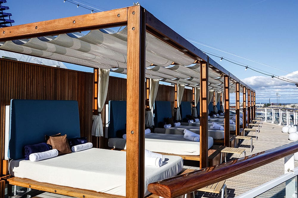 Daybeds auf Deck 10. Foto: © CRUCERO