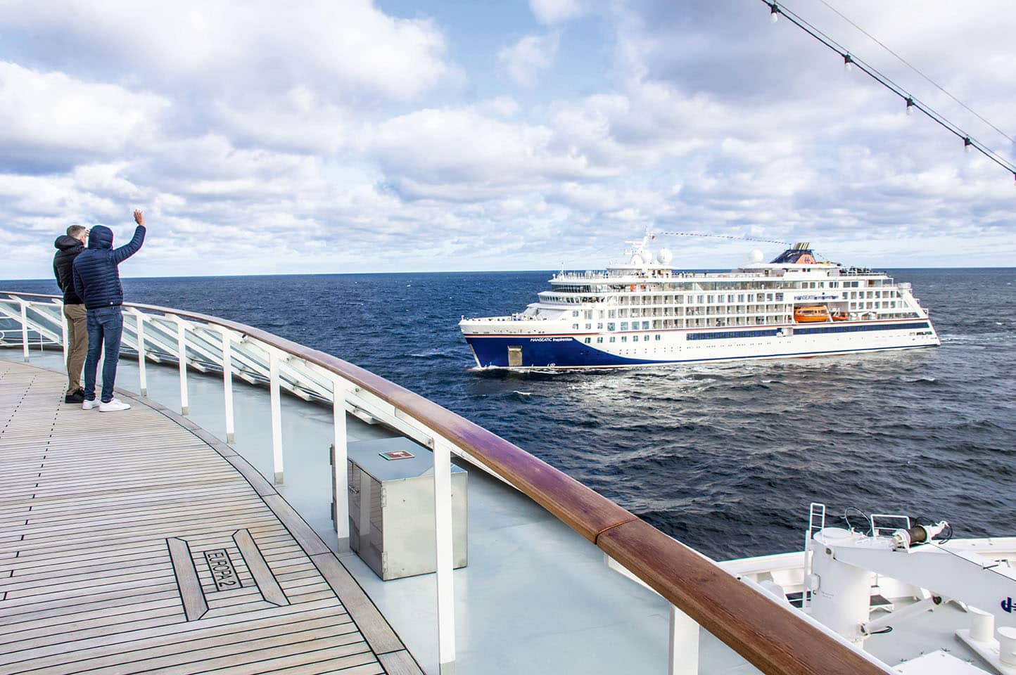 Flottentreffen von Europa 2 und Hanseatic Inspiration in der Nordsee. Foto: © CRUCERO