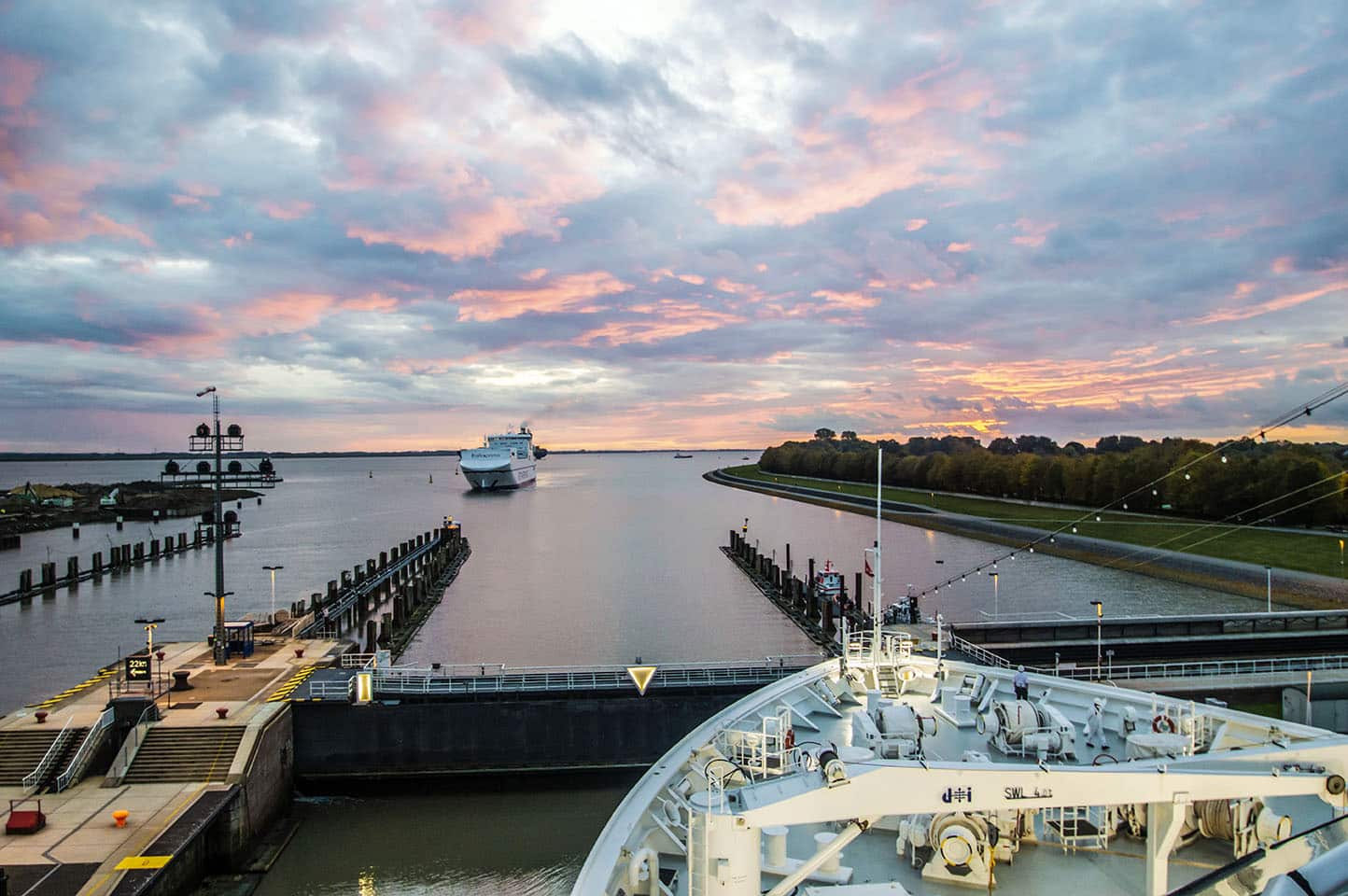 Schleuse zwischen Nord-Ostsee-Kanal und Elbe in Brunsbüttel. Foto: © CRUCERO