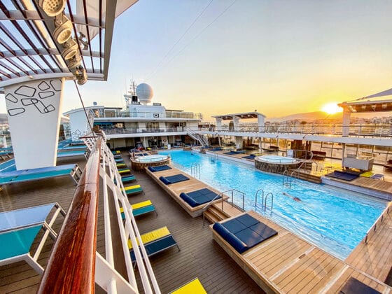 Pooldeck der Mein Schiff 6 in der griechischen Morgensonne. Foto © Martin Melzer