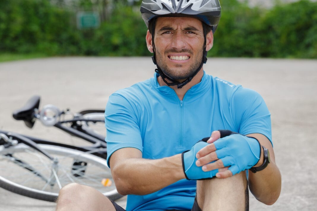 männlicher Radfahrer hält sein verletztes Knie © auremar - stock.adobe.com
