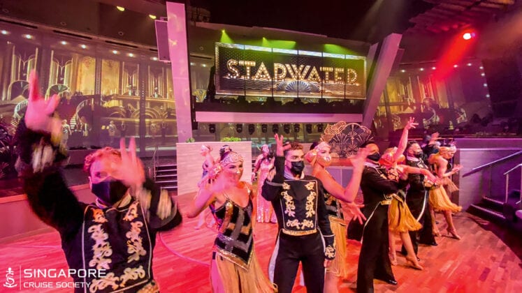 Auch Shows im Royal Theater oder im Two70 werden angeboten. Das Ensemble trägt Mund-Nasen-Schutz, ebenso wie die Zuschauer.