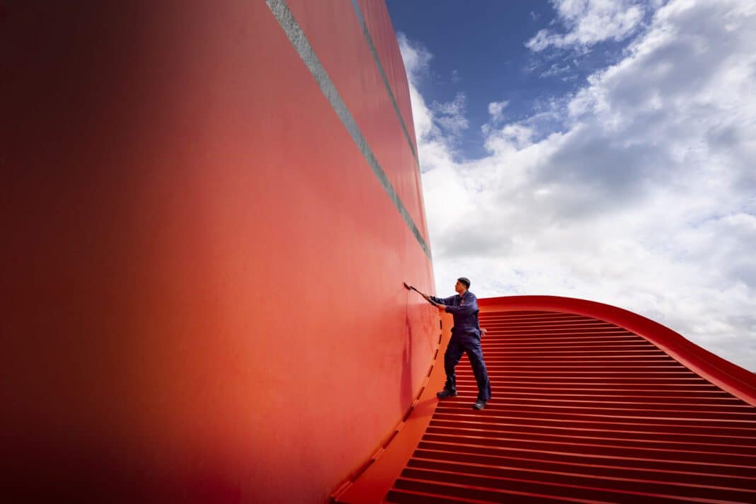 Besatzungsmitglieder an Bord der Queen Elizabeth von Cunard bereiten das Schiff auf seine erste Reise nach der Pandemie vor. Foto: © Cunard/Christopher Ison