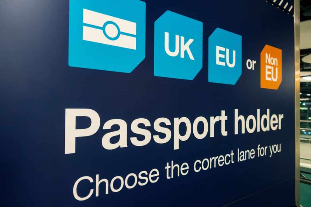 Passkontrolle am Flughafen Heathrow, Terminal 5, Foto: ©Darren Baker - stock.adobe.com