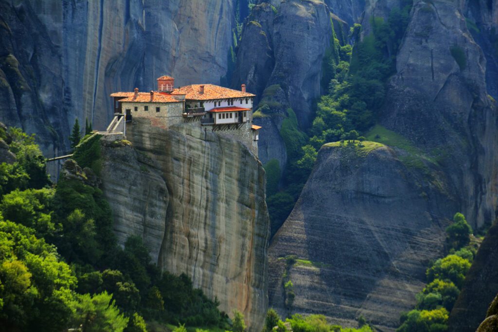 Eines der Meteora-Klöster in 300 Metern Höhe auf Sandsteinfelsen errichtet. Foto: Celestyal Cruises