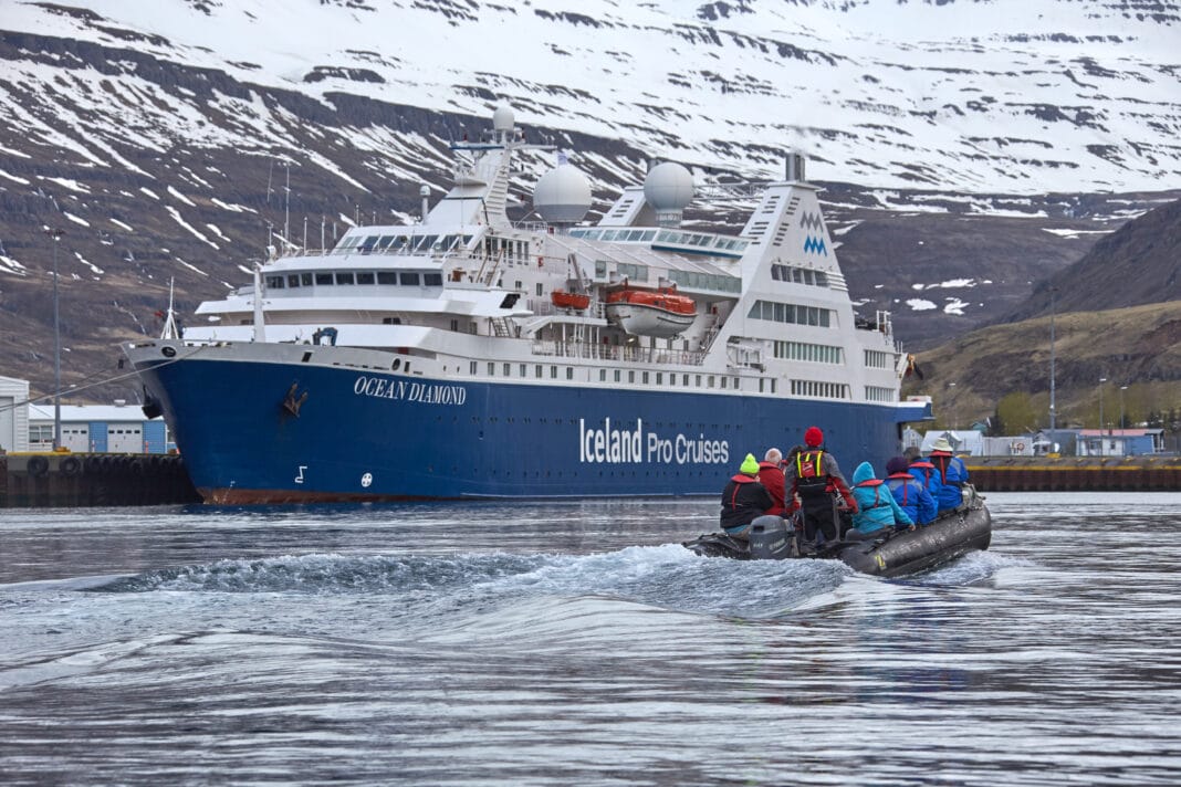 Island, die größte Vulkaninsel der Welt, hat sämtliche Corona-Beschränkungen aufgehoben. Passend dazu bietet Iceland ProCruises Frühbucher-Vorteile für die Island-Umrundungen mit dem kleinen Kreuzfahrtschiff Ocean Diamond. Foto: © Iceland ProCruises