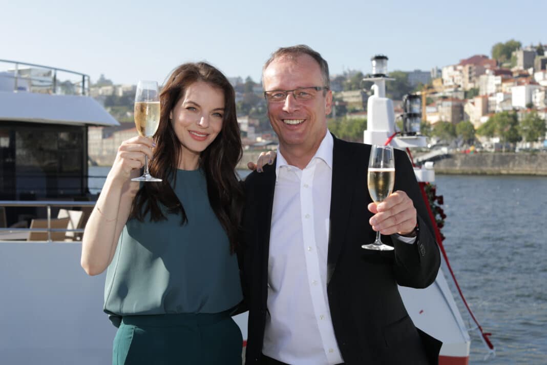 Die Sängerin und Schauspielerin Yvonne Catterfeld mit A-Rosa-Geschäftsführer Jörg Eichler. Foto: A-Rosa Flussschiff GmbH