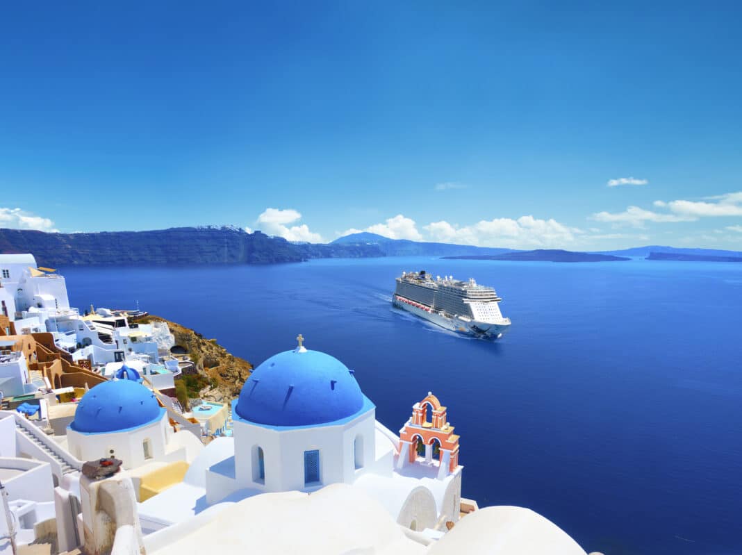 Die Norwegian Escape legt in diesem Sommer in bis zu acht Häfen im Mittelmeer an. Darunter ist auch Santorini. Fotomontage: Norwegian Cruise Line