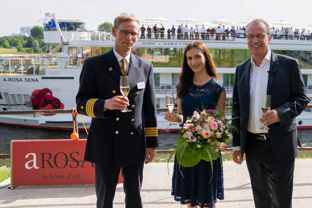 Taufe der A-Rosa Sena: v.l. Kapitän Ulli Schwalbe, Taufpatin Clara Katharina Eichler, Jörg Eichler, Geschäftsführer der A-ROSA Flussschiff GmbH, Foto: © A-ROSA Flussschiff GmbH