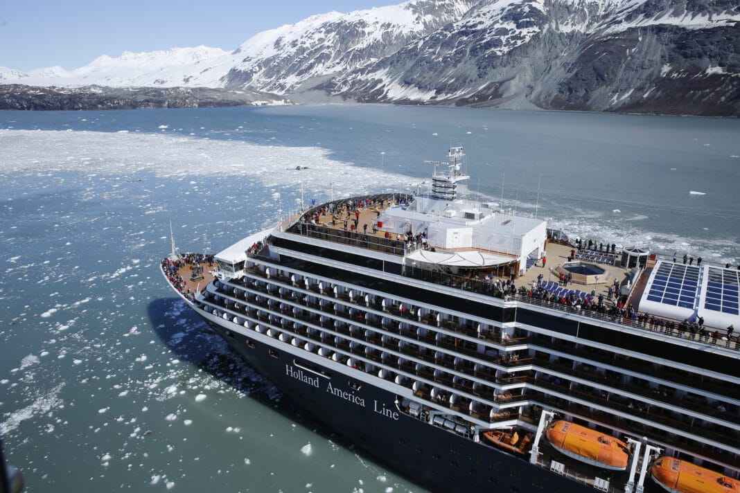 Westerdam in Glacier Bay, Alaska. Die gesamte Flotte der Holland America Line ist nach mehr als zweijährigen Pandemiepause wieder im Einsatz. Foto: © Holland America Line
