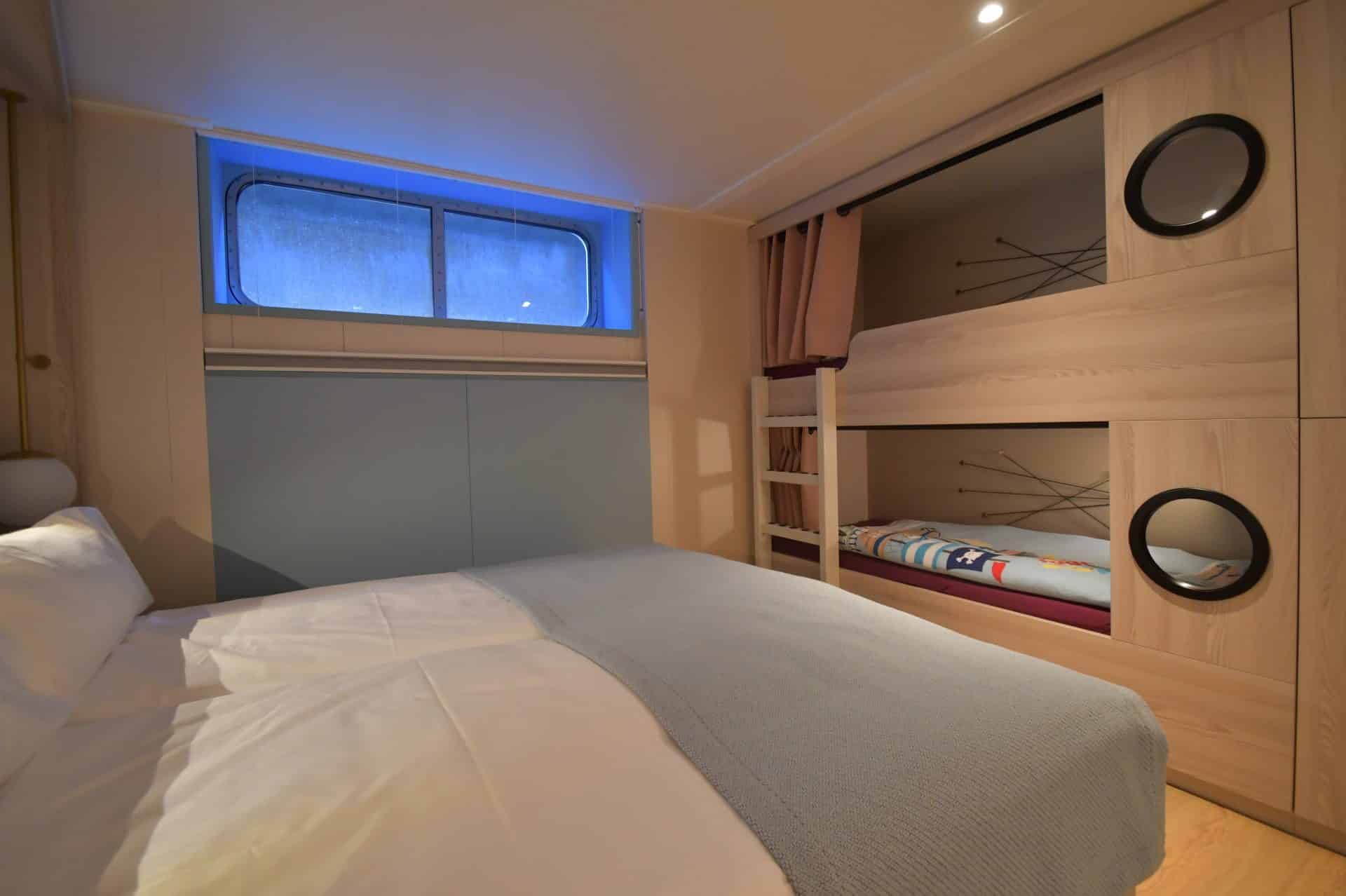 Die Familienkabinen befinden sich gemeinsam mit dem Kids Club auf Deck 1 der A-Rosa Sena. Daher verfügen die Kabinen nur über ein nicht zu öffnendes Oberlichtfenster. Foto: © CRUCERO / Tobias Lange-Rüb