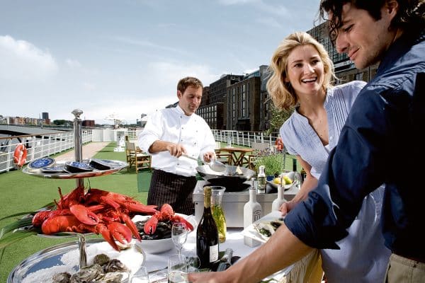 BBQ an Bord ist ein beliebter Programmpunkt. Foto: © A-Rosa Flussschiff GmbH