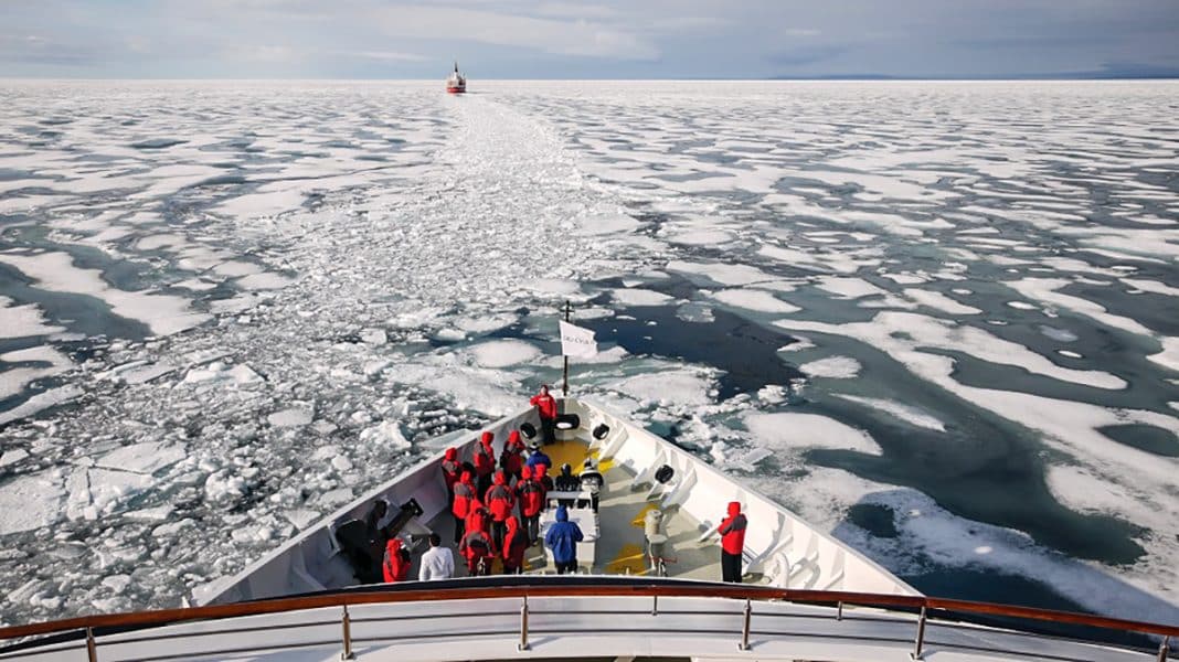 Silver Endeavour sticht am 21. November 2022 von King George Island aus in See. Foto: © Silversea Cruises