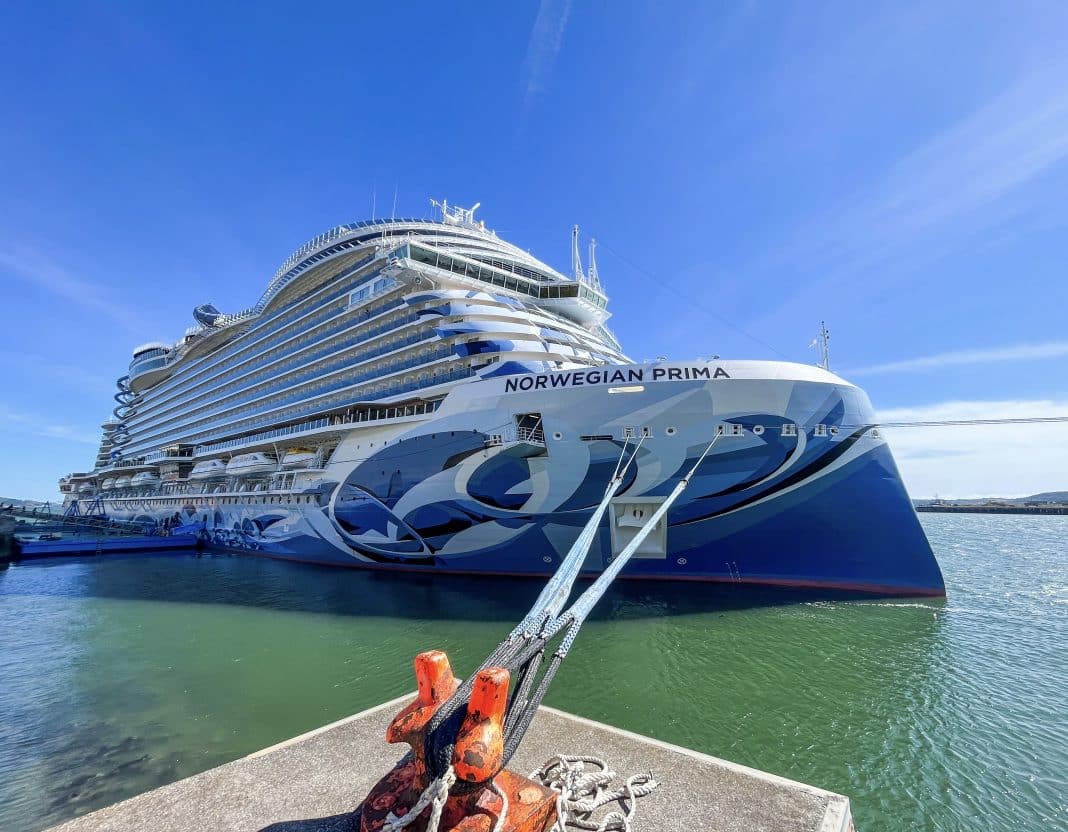 Die Norwegian Prima ist das erste von sechs Schiffen einer neuen Baureihe von Norwegian Cruise Line - setzt aber nicht auf den LNG-Antrieb. Foto: Christoph Assies