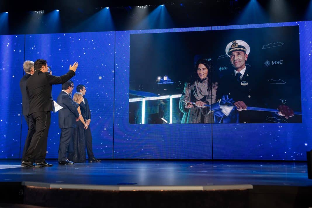 Alexa Aponte Vago mit dem Kapitän der MSC Seascape, Francesco Di Palma, beim traditionellen Durchschneiden des Bandes. Foto: © Ivan Sarfatti / MSC Cruises