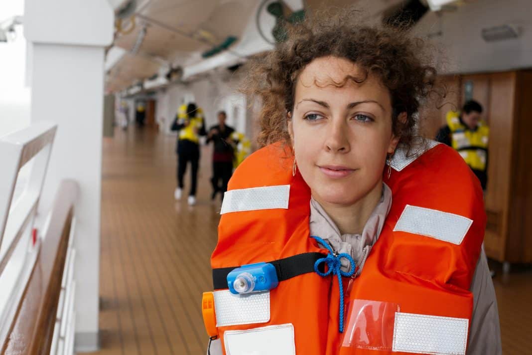 Passagierin in Schwimmweste (Symbolfoto). Foto: © Pavel Losevsky - stock.adobe.com