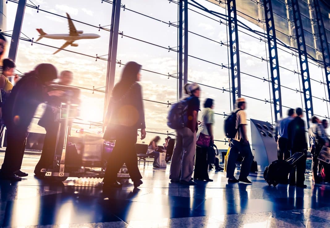Passagiere am Flughafen Foto: © 06photo - stock.adobe.com