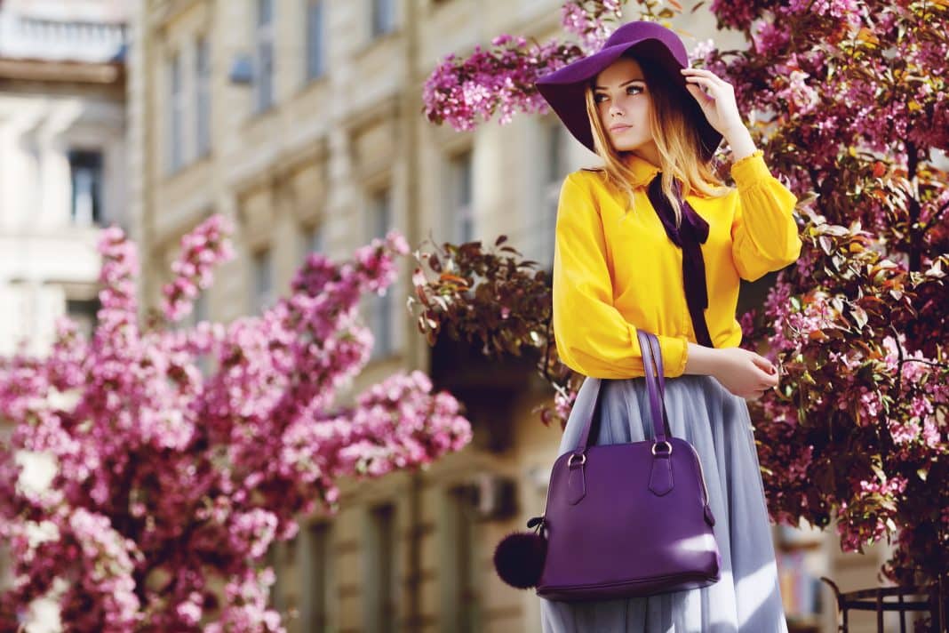 Ganz wichtig, bei einem Frühjahrsoutfit ist die Handtasche. Mit ihr kann man knallige, kreative Akzente setzen und dem Look eine bestimmte Stilrichtung geben. Foto: © Victoria Chudinova / Adobe Stock