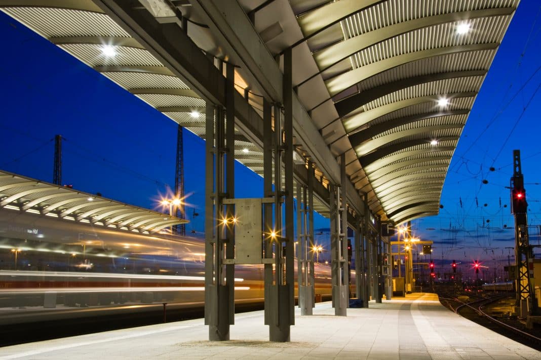Leerer Bahnsteig am Abend. Foto: © Adobe Stock / Bergringfoto