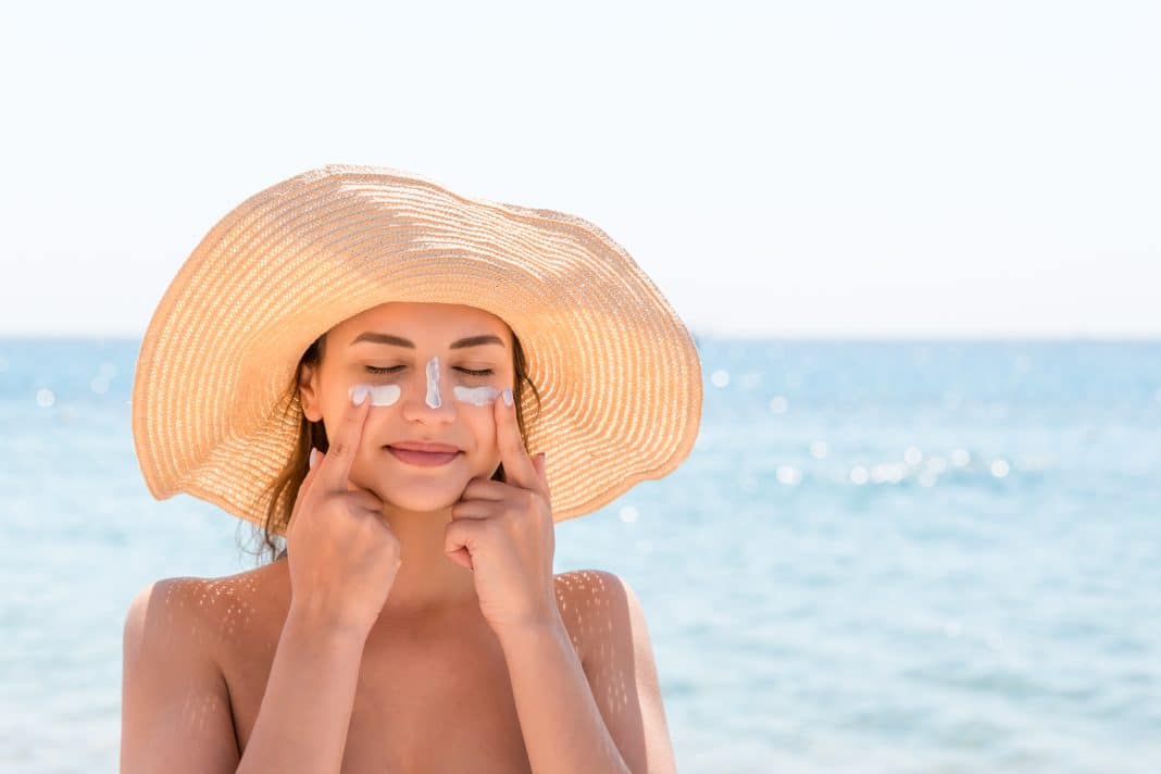 Cremes und Gels mit LSF schützen nicht nur vor einer frühzeitigen Alterung der Haut, sondern haben auch positive Effekte auf die Hautgesundheit: Kurzfristig lässt sich ein schmerzhafter Sonnenbrand vermeiden, langfristig einer der Faktoren für Erkrankungen wie Hautkrebs ausschließen. Foto: © Stock.Adobe / sosiukin