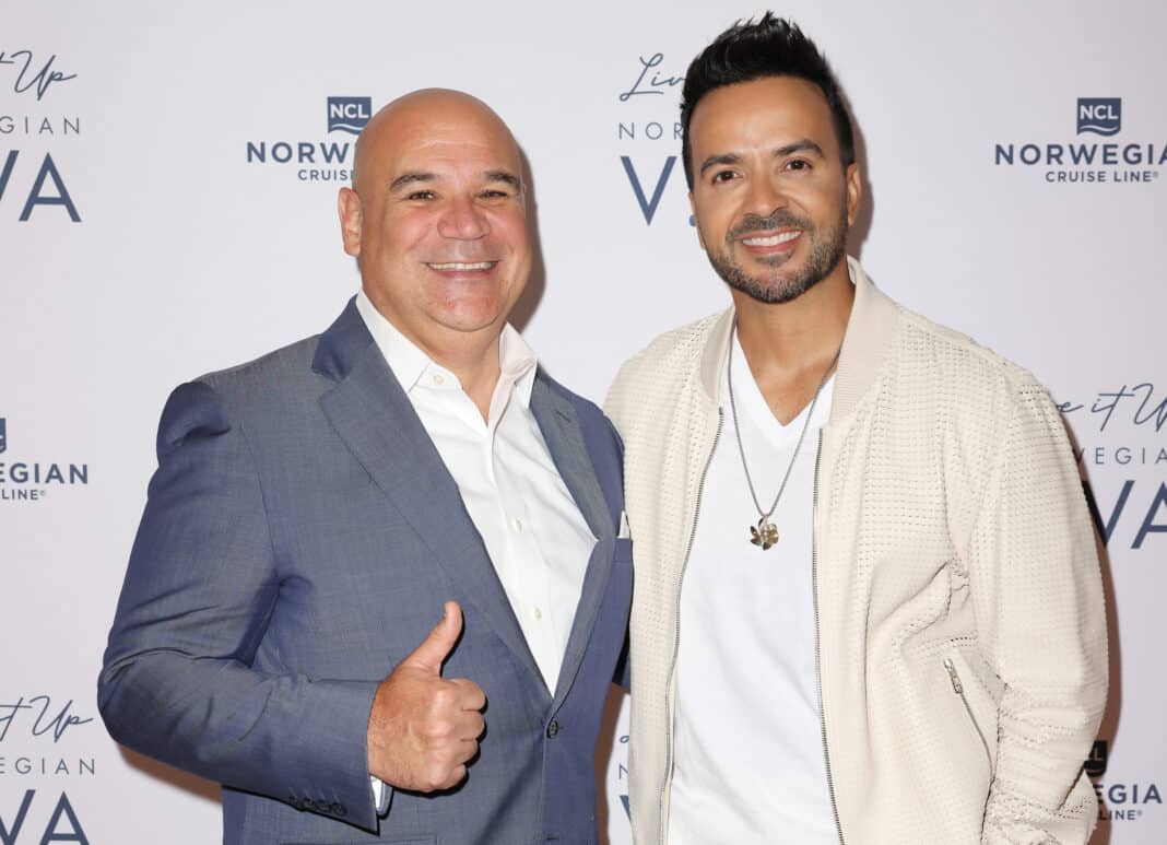 David J. Herrera, Präsident von NCL und Sänger und Songwriter Luis Fonsi am 23. Juni bei der Verkündung der Tauf-Patenschaft für Norwegina Viva in Miami, USA. Foto: © Alexander Tamargo / Getty Images für Norwegian Cruise Line