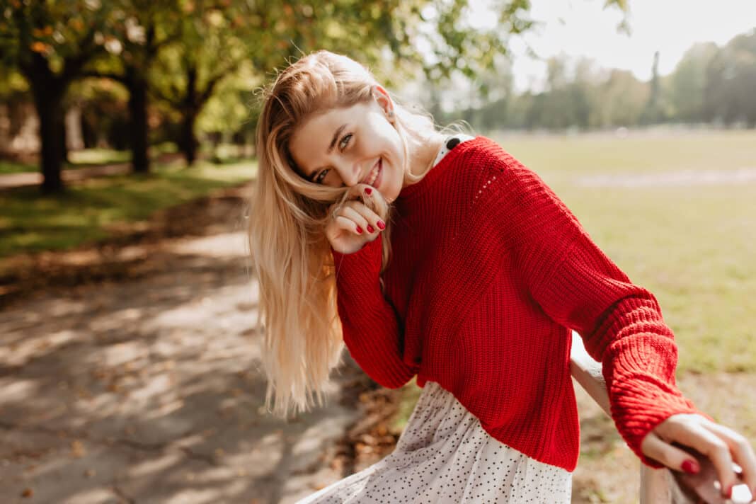 Make-up im Herbst kann eine Herausforderung sein. Besonders dann, wenn die Haut per se zu Trockenheit neigt. Foto: © Look! / Adobe Stock