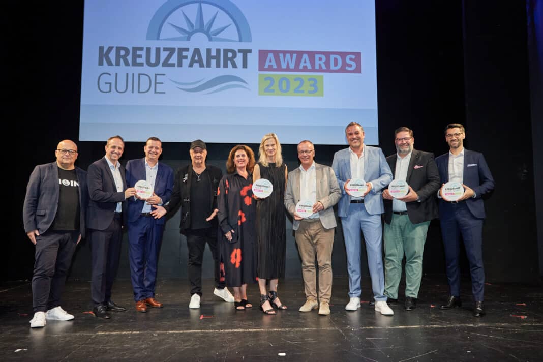 Kreuzfahrt Guide Awards 2023: V.l. Georg J. Schulz (Hamburger Abendblatt / Kreuzfahrt Guide), Arik Vollmer (Executive Cruises), David Fernández-Müller (Royal Caribbean), Uwe Bahn (Kreuzfahrt Guide), Vivian Hecker (Hamburger Abendblatt), Wybcke Meier (TUI Cruises), Jörg Eichler (A-Rosa Flusskreuzfahrten), Alexander Ewig (Aida Cruises), Julian Pfitzner (Hapag-Lloyd Cruises), Elvir Johic (Hapag-Lloyd Cruises). Foto: © Georg Wendt / Hamburger Abendblatt