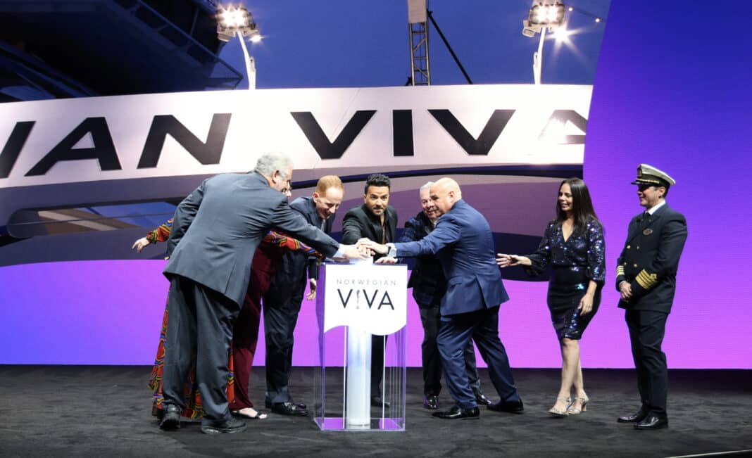 Latin-Singer Luis Fonsi (Mitte) hat die Norwegian Viva, das zweite Schiff der Prima-Klasse, von Norwegian Cruise Line in Miami getauft. Foto: Alexander Tamargo/Getty Images for Norwegian Cruise Line