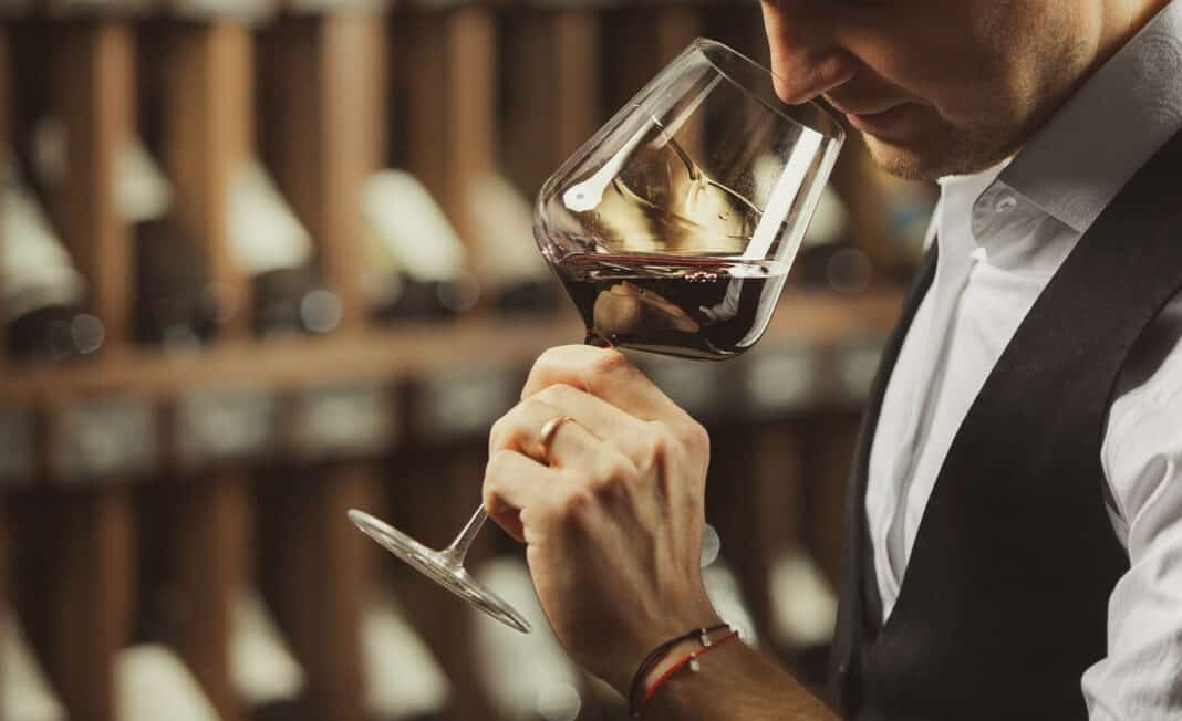 Sommelier bei der Verkostung von Rotwein. Foto: © Adobe Stock / Ilshat
