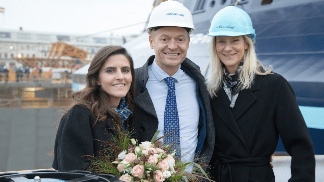 Feiern das erfolgreiche Auschwimmen der Mein Schiff Relax: (v.l.) Werft-Patin Elena Sperti, Cristiano Bazzara, Direktor der Fincantieri Werft und TUI Cruises CEO Wybcke Meier. Foto: © TUI Cruises