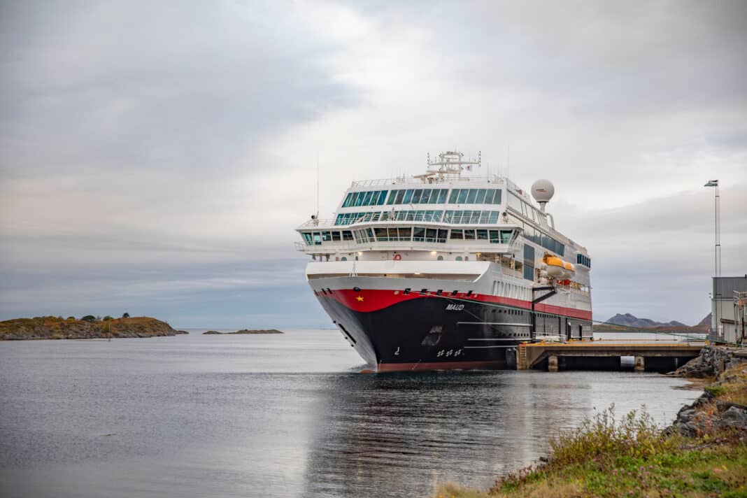 MS Maud, hier im Hafen von Brønnøysund, Helgeland, Nordnorwegen. Foto: © Gunnar E. Nilsen / Adobe Stock