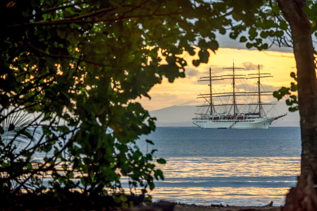Die Sea Cloud Spirit ankert vor Costa Rica Sea Foto: © Cloud Cruises / Michael Poliza