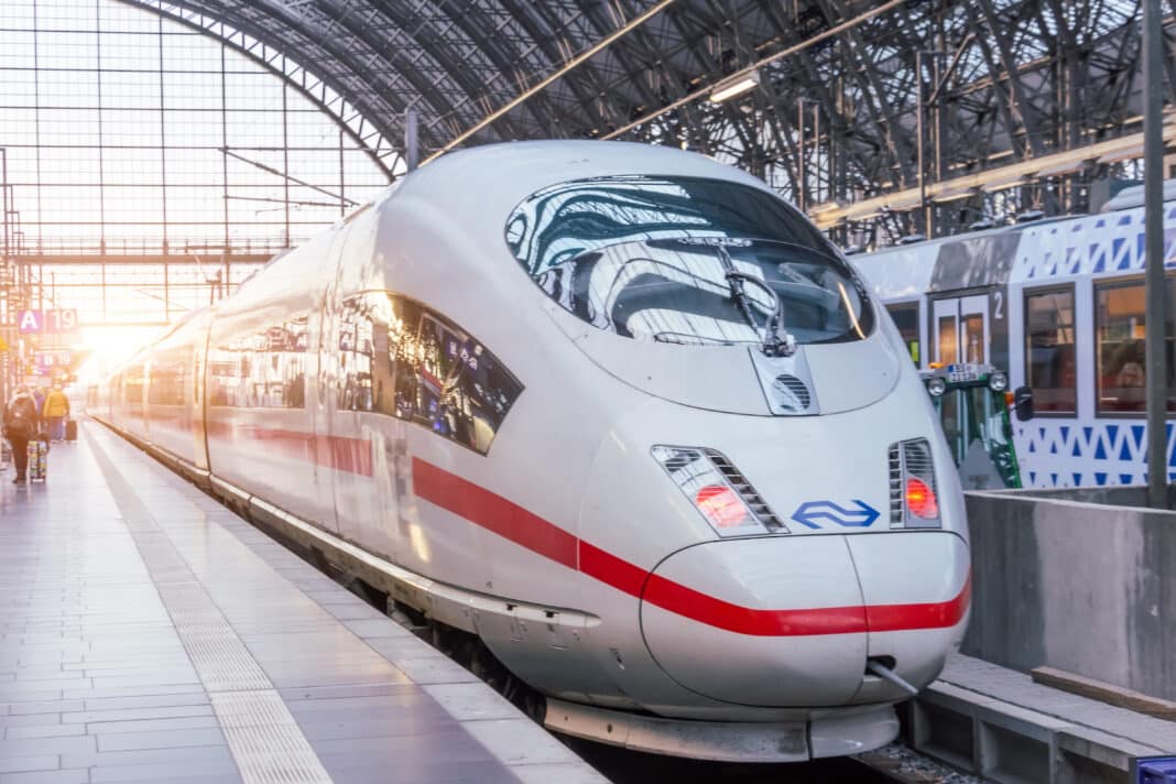 ICE 3, am Bahnsteig des Hauptbahnhofs Frankfurt am Main. Foto: aapsky - stock.adobe.com