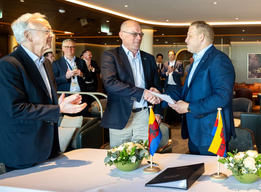 Bernard Meyer, Chairman der MEYER Gruppe (links), und Bernd Eikens, CEO der MEYER Gruppe (Mitte), mit Jason Liberty, Präsident und CEO der Royal Caribbean Group (rechts), während der Übergabezeremonie an Bord der Silver Ray. Foto: © MEYER WERFT