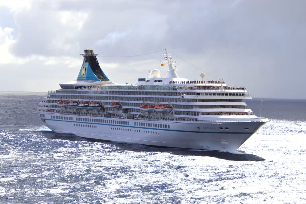 Die Artania von Phoenix Reisen. Foto: Christoph Assies