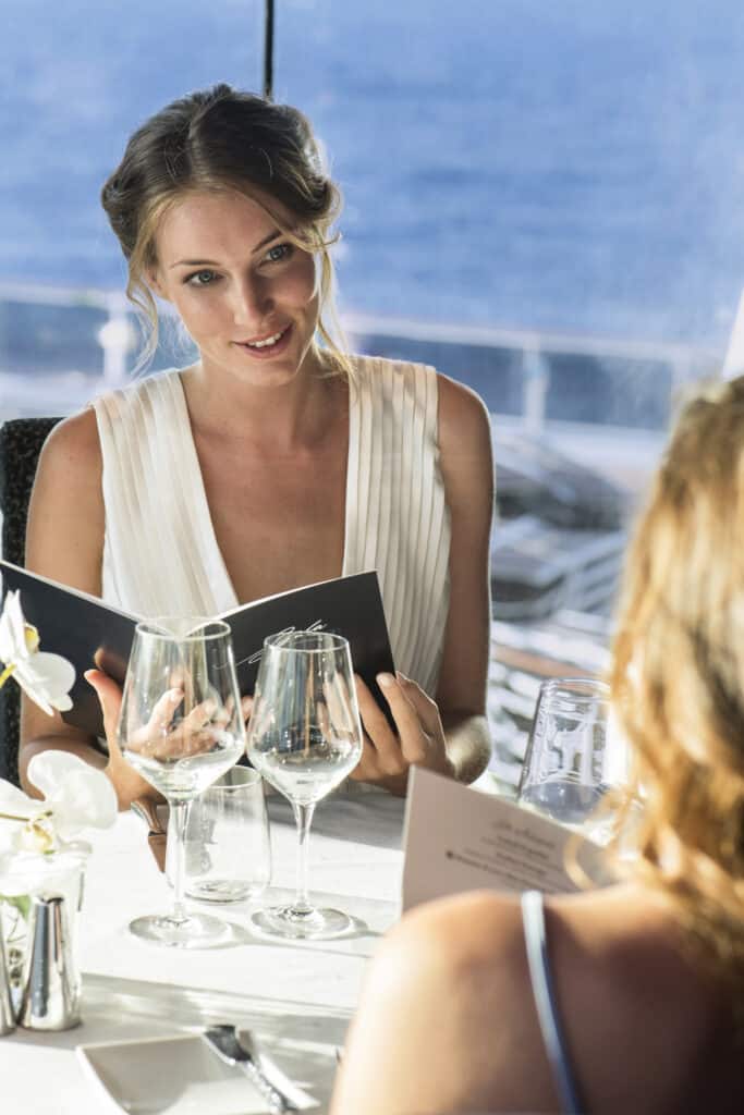 Ein genussvolles Abendessen mit Blick auf den Horizont – hier bestimmt jeder Gast sein eigenes Tempo. Foto: © MSC Cruises