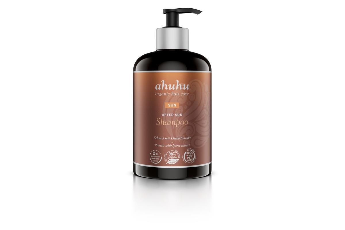 ahuhu AFTER SUN Shampoo 500 ml Auch wenn unsere Haare keinen Sonnenbrand bekommen, können sie durch Sonneneinstrahlung, Salz- und Chlorwasser geschädigt werden. Die Haare verlieren ihren Glanz, werden spröde und trocknen aus. Vor allem gefärbtes Haar kann seine Farbbrillanz verlieren oder ausbleichen. Die einzigartige Formulierung des After Sun Reinigung pflegt das Haar nach einem langen Sonnentag intensiv und entfernt sanft Rückstände wie Sonnencreme, Chlor- und Salzwasser. 500 ml / 25,99 €*