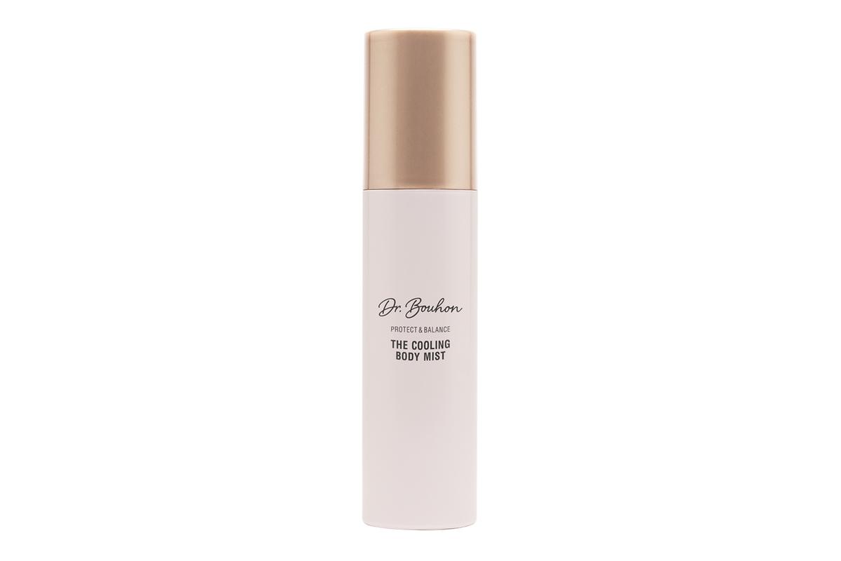 Dr. Bouhon THE COOLING BODY MIST Das Körperspray mit Kühleffekt: Es kann an heißen Tagen oder bei Bedarf für die nötige Abkühlung sorgen. Der patentierte Wirkstoff FEMINAGE™* kann vorbeugend gegen optische Hautalterung wirken und die Elastizität der Haut spürbar verbessern. 100 ml / 26,99 €*