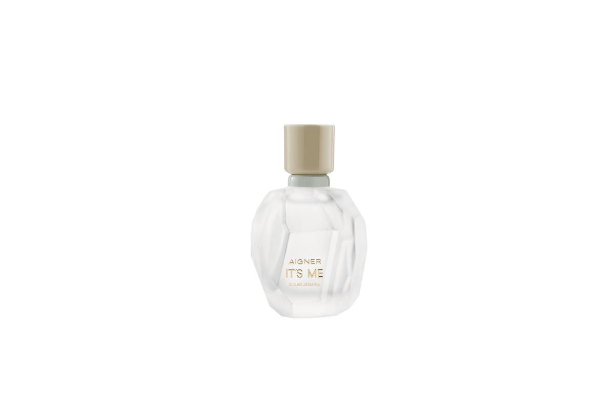 Aigner IT'S ME Solar Jasmine EDP „Ein Duft, der die Aura und den Spirit der Frau, die ihn trägt, unterstreicht. Wie ein warmer Sonnenstrahl, der zugleich eine Spur von Zuversicht und Positivität hinterlässt“, so beschreibt Parfümeurin Marine Ipert ihre Vision zu IT’S ME SOLAR JASMINE. Dafür wählte sie Lemon und Bergamotte für den Auftakt, die schnell die Aufmerksamkeit auf die üppige Herznote lenken. Hier strahlen weißen Blüten wie Jasmin und Frangipani, die sogleich von einer leichten, cremigen Sandelholz-Base förmlich umarmt werden. 100 ml / 89,00 €*