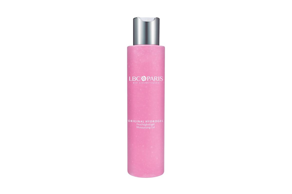 LBC/PARIS Hydrogel Hochwertiges Feuchtigkeitsgel mit Extrakten aus Hamamelis und einem natürlichen Moisturizing-Faktor löscht den Durst deiner Haut. Gleicht Trockenheitsfältchen aus und vermindert den Feuchtigkeitsverlust in tieferen Hautschichten. Macht die Haut widerstandsfähiger gegen negative äußere Einflüsse. Unter jeder Pflegecreme anwendbar. Fettfrei. Zieht schnell ein und klebt nicht. 150 ml / 28,50 €