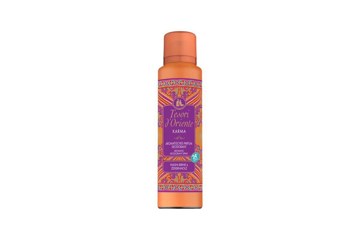 Tesori d’Oriente AROMATISCHES PARFUM DEODORANT Das aromatische Parfum Deodorant im hochwertigen Aluminium-Flakon mit edler Prägung vereint belebende Frische mit einem zuverlässigen 24h Deo-Schutz, ohne sichtbare Rückstände auf der Kleidung zu hinterlassen. Darüber hinaus hebt die einzigartige Duftkomposition aus Nashi-Birne, Bergamotte, Zitrone und Zedernholz nachweislich die Stimmung und sorgt den ganzen Tag für ein angenehmes Haut- und Glücksgefühl. KOPFNOTE: Bergamotte, Zitrone, Zedernblüte HERZNOTE: Nashi-Birne, Ylang-Ylang, Frangipani BASISNOTE: Vanille, Kokosmilch, Zedernholz 150 ml / 2,99 €*