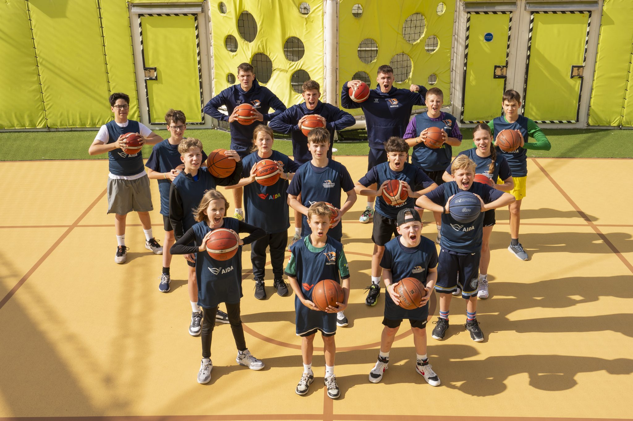 Basketballtraining-auf-hoher-See-AIDA-lockt-junge-Sportfans