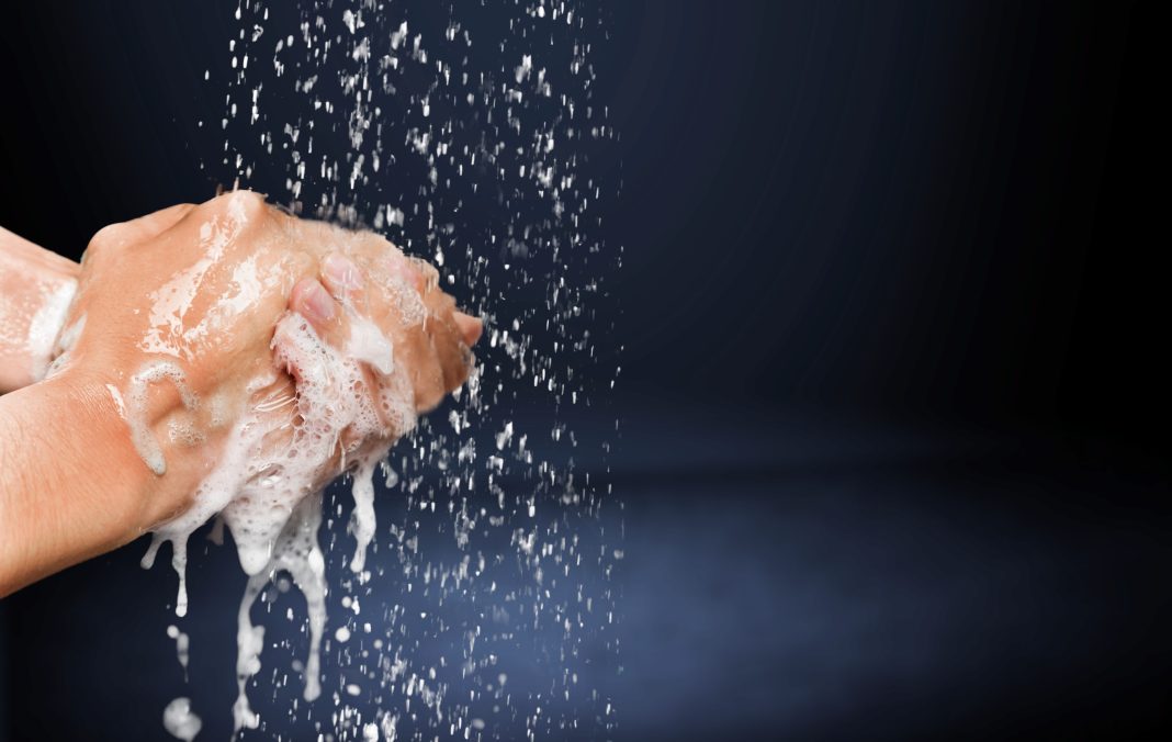 Das CRM empfiehlt Kreuzfahrtgästen, grundlegende Hygienemaßnahmen konsequent einzuhalten. Dazu gehören gründliches Händewaschen mit Seife. Foto: © BillionPhotos.com / Adobe Stock