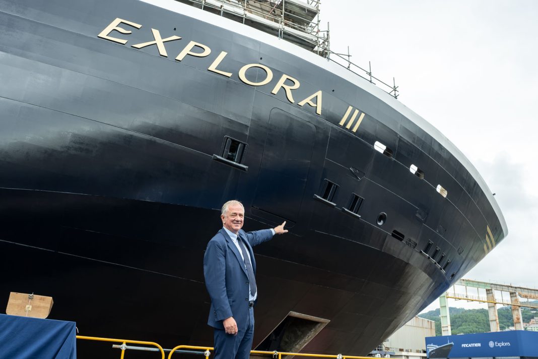 Pierfrancesco Vago, Executive Chairman der Abteilung für Kreuzfahrten und Personenverkehr der MSC Group, vor der neuen Explora III. Foto: © Explora Journeys / Ivan Sarfatti