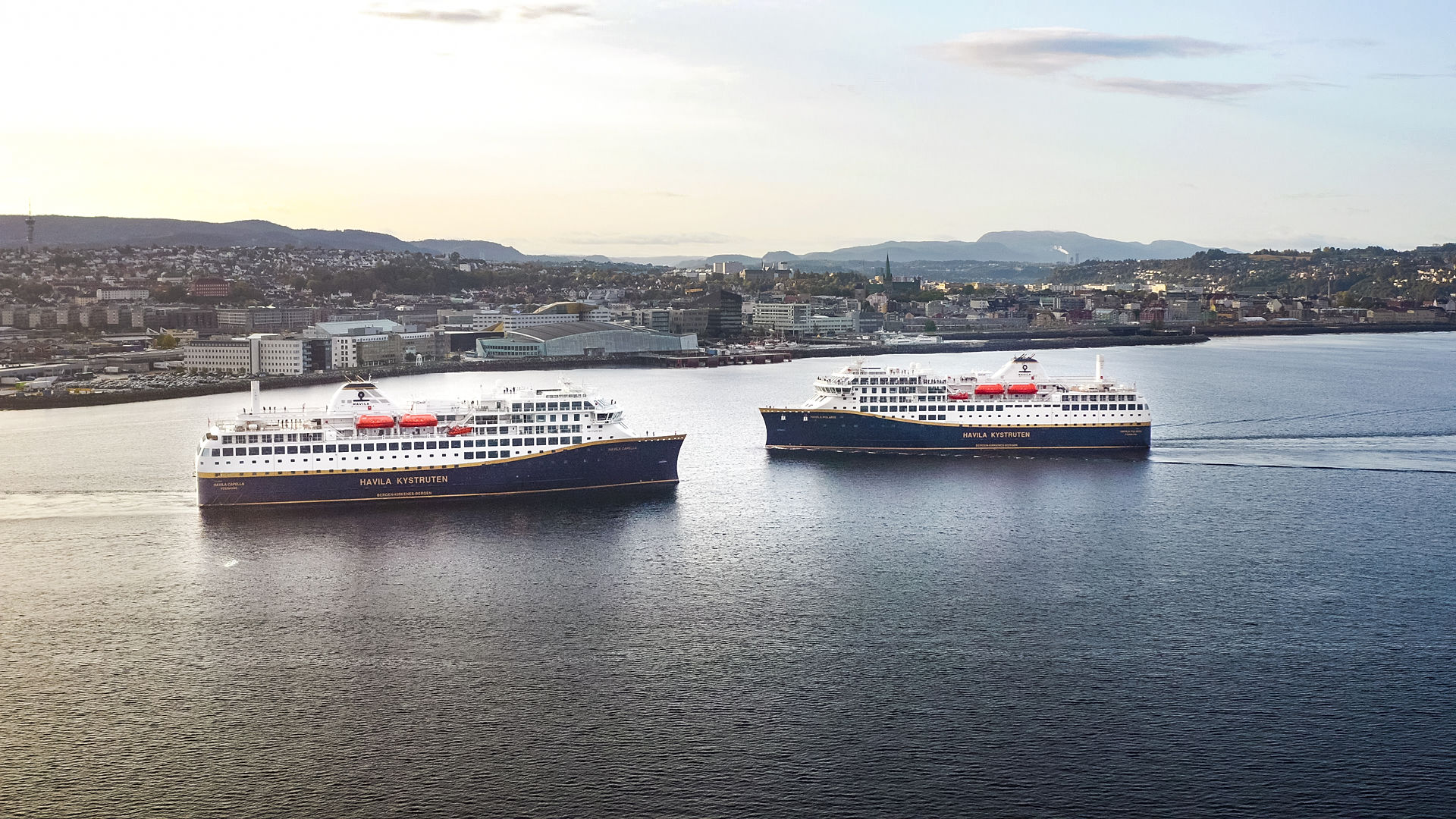 Hurtigruten-und-Havila-Wettlauf-um-nachhaltige-Postschiffroute-gewinnt-an-Fahrt