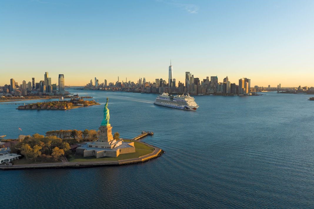 Die AIDAluna vor der Skyline von Manhattan. Foto: Jake Butter