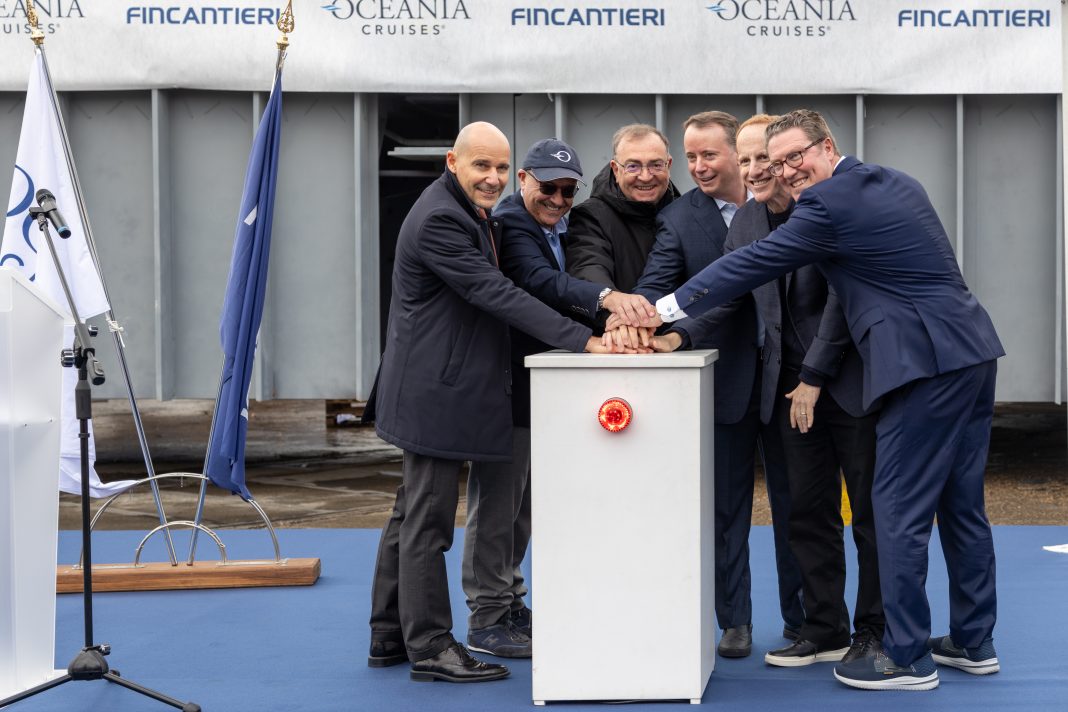 Von links nach rechts: Marco Lunardi, Senior Vice President, Fincantieri-Werft Marghera; Franco Semeraro, Chief Experience Officer, Oceania Cruises; Luigi Matarazzo, General Manager, Fincantieri Merchant Ships Division; Jason Montague, Chief Luxury Officer, Oceania Cruises; Harry Sommer, President und CEO, Norwegian Cruise Line Holdings Ltd; Patrik Dahlgren, Executive Vice President, Chief Vessel Operations & Newbuild Officer, Norwegian Cruise Line Holdings Ltd., Foto: © Oceania Cruises