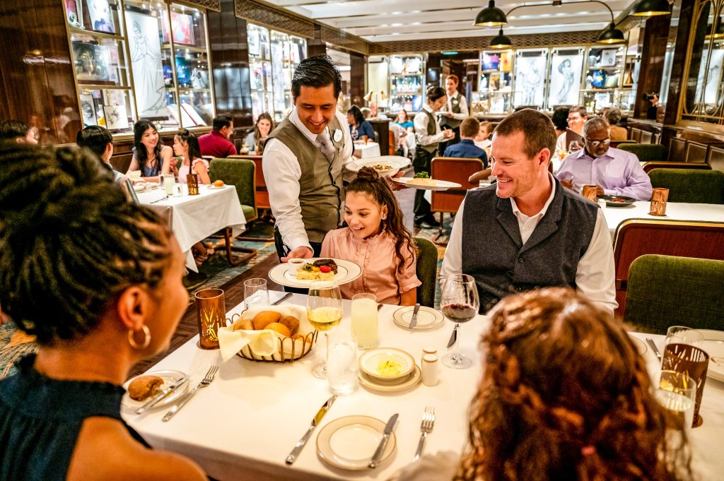 Gemeinsame Familienzeit beim Disney Dinner an Bord. Foto: © 2026 Disney. Alle Rechte vorbehalten. Schiffsregister: The Bahamas.