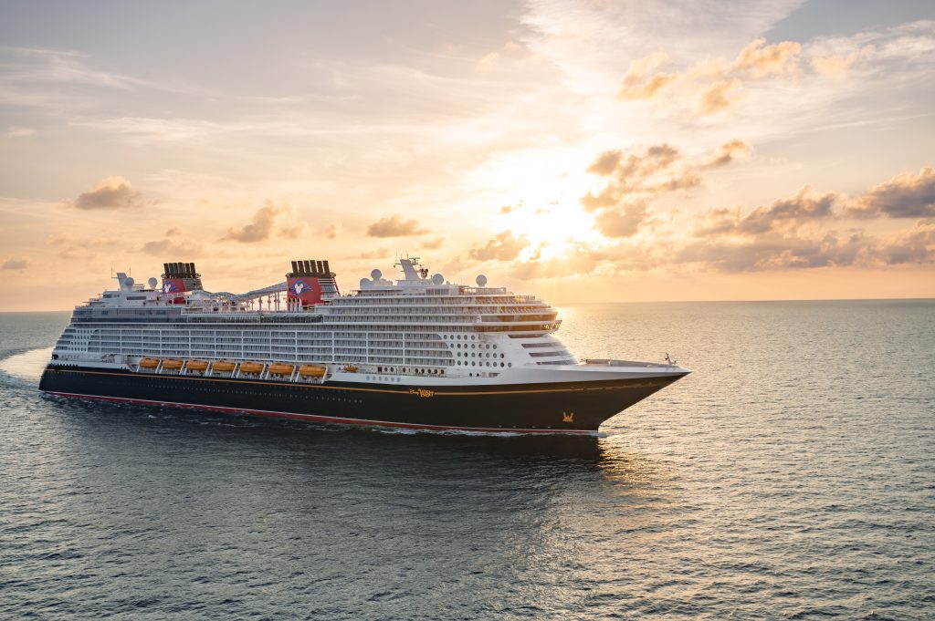 Es ist diese besondere Atmosphäre auf dem Meer, die Disney Reisen so besonders macht. Foto: © 2026 Disney. Alle Rechte vorbehalten. Schiffsregister: The Bahamas.
