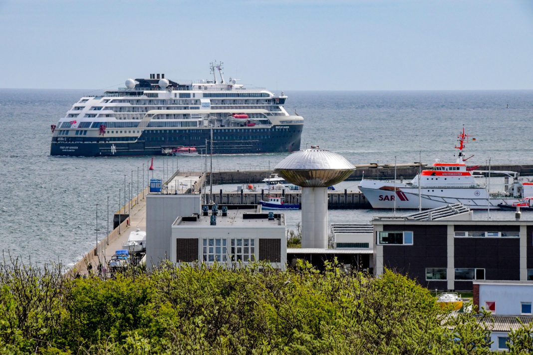 MS Fridtjof Nansen liegt am 6. Mai 2026 vor Helgoland. Foto: © Crucero
